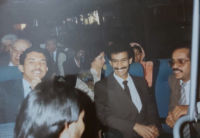 بغداد1988 ، مهرجان المربد. صبري الحيقي، وبجانبه المؤرخ اليمني محمد حسين  الفرح والأستاذ أحمد